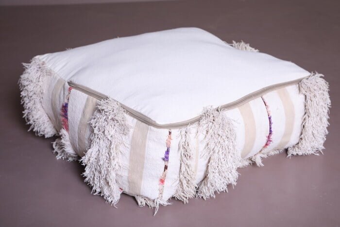 White moroccan pouf 24’’ X 24” X 7.8’’