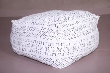 White moroccan pouf 24’’ X 24” X 7.8’’