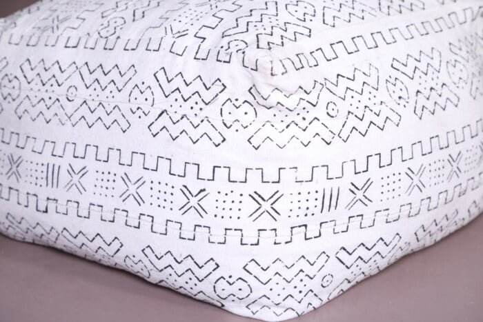 White moroccan pouf 24’’ X 24” X 7.8’’