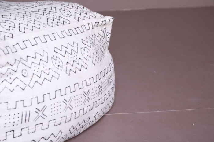 White moroccan pouf 24’’ X 24” X 7.8’’